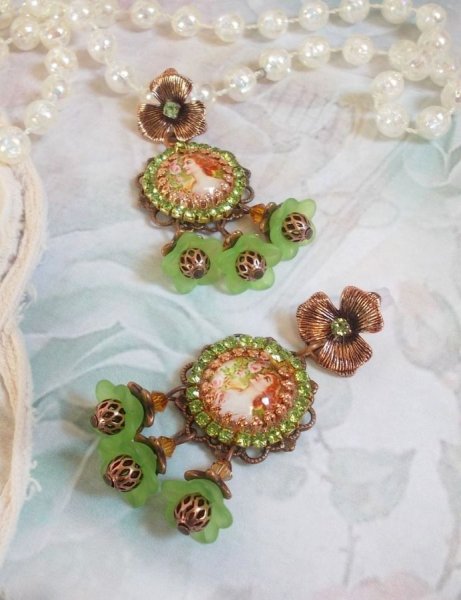 BO Forest of Flowers avec une femme aux cheveux roux orn&eacute;e d&rsquo;une cha&icirc;ne strass P&eacute;ridot, estampes, cristaux, fleurs, perles filigran&eacute;es et breloques. Mont&eacute; sur des clous d&rsquo;oreilles fleurs laiton