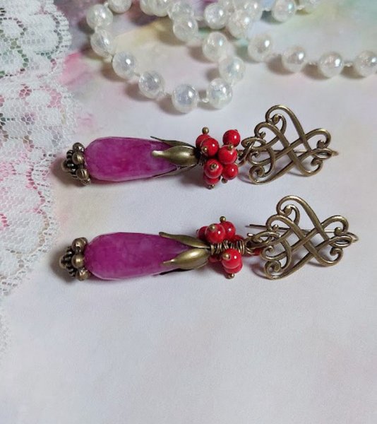 BO Framboises mont&eacute;es avec des perles en Jade, clous, rondelles, coupelles et crochets d'oreilles estampes 