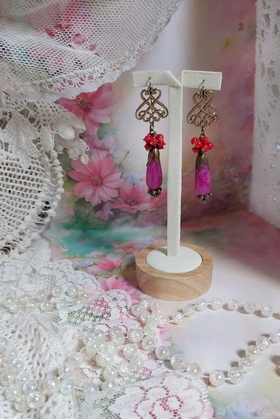 BO Framboises mont&eacute;es avec des perles en Jade, clous, rondelles, coupelles et crochets d'oreilles estampes 