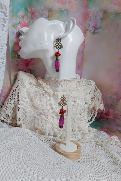 BO Framboises mont&eacute;es avec des perles en Jade, clous, rondelles, coupelles et crochets d'oreilles estampes 