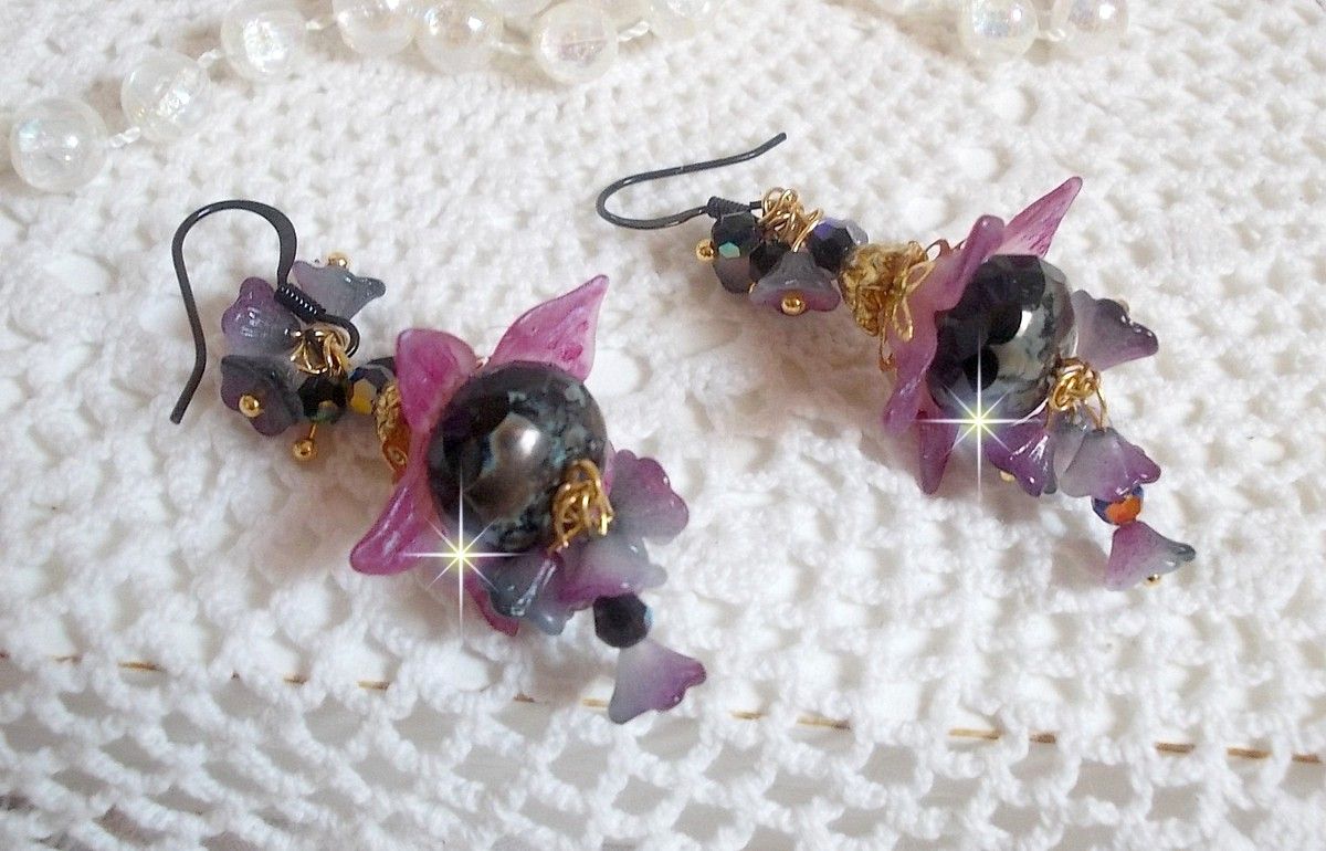BO Funky Black créées avec des fleurs Lucite peintes à la main de couleur Pourpre, des cristaux, perles en verre et divers accessoires Or et Noir