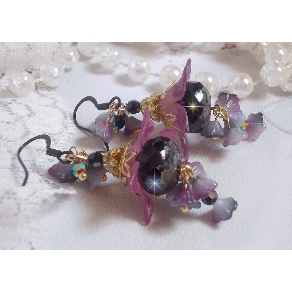 BO Funky Black créées avec des fleurs Lucite peintes à la main de couleur Pourpre, des cristaux, perles en verre et divers accessoires Or et Noir