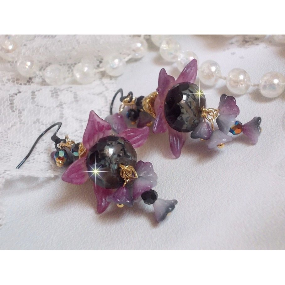 BO Funky Black avec des perles facettées verre de bohème en forme de potiron, fleurs clochettes Purple, fleurs lucites peintes à la main, coupelles et cristaux. Montés sur des crochets en laiton Noir.