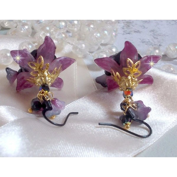 BO Funky Black créées avec des fleurs Lucite peintes à la main de couleur Pourpre, des cristaux, perles en verre et divers accessoires Or et Noir