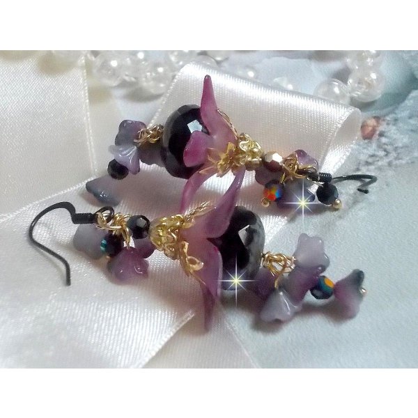 BO Funky Black créées avec des fleurs Lucite peintes à la main de couleur Pourpre, des cristaux, perles en verre et divers accessoires Or et Noir