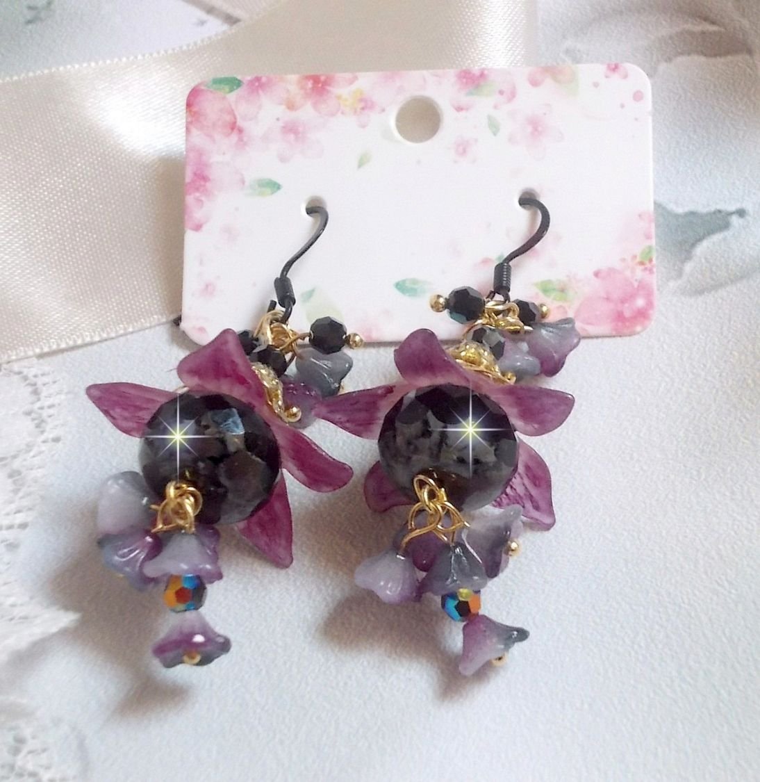BO Funky Black avec des perles facettées verre de bohème en forme de potiron, fleurs clochettes Purple, fleurs lucites peintes à la main, coupelles et cristaux. Montés sur des crochets en laiton Noir.