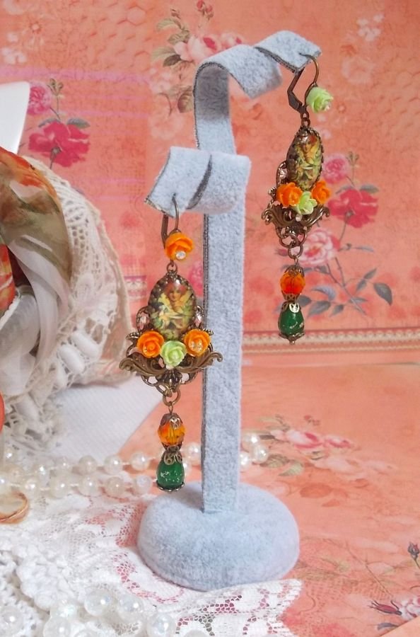 BO Fées Aloes Potiron représentant un cabochon d’une fée aux couleurs roses oranges/Vert Anis, cristaux, estampes et dormeuses Bronze en laiton. Une inspiration d’un être légendaire.