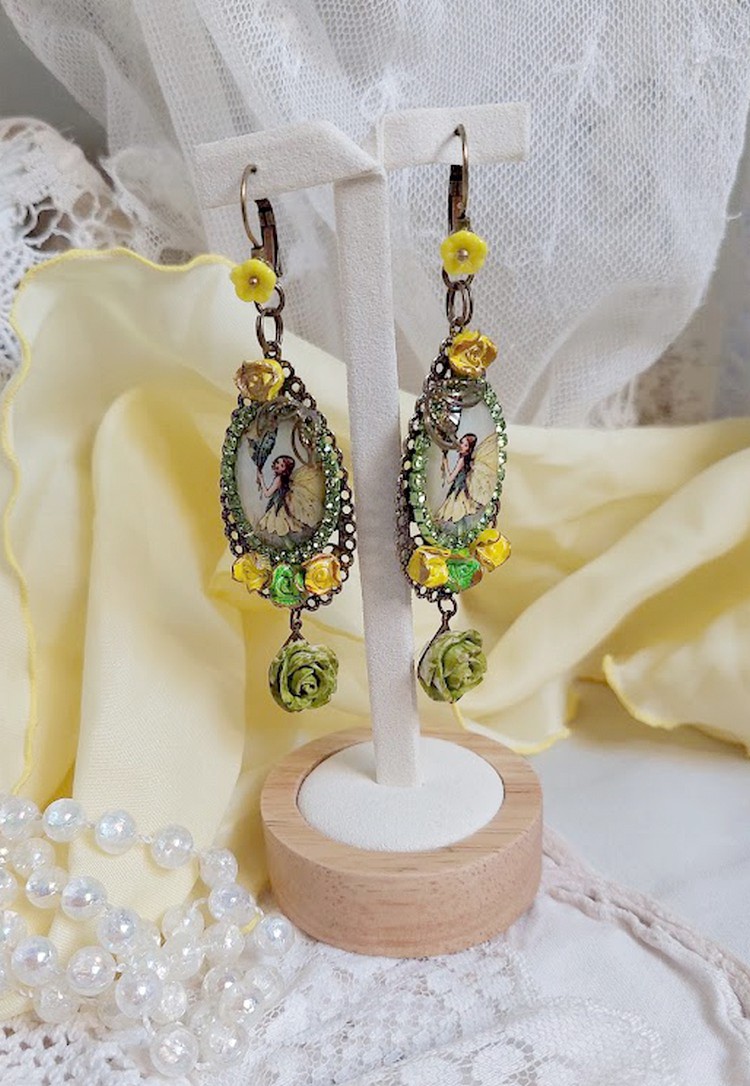 BO F&eacute;e papillon mont&eacute;es avec cabochons ovales verres, strass, fleurs polym&egrave;res et dormeuses en laiton