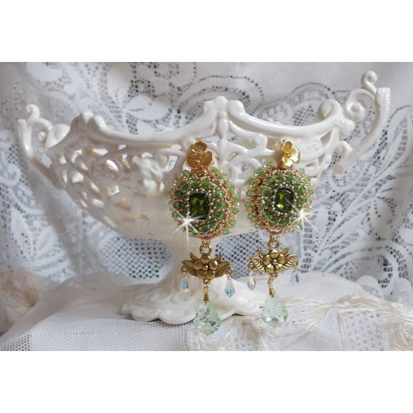 BO Garden Party brod&eacute;es avec des cabochons vintage vert, des cristaux de Swarovski, des perles nacr&eacute;es et des rocailles Miyuki