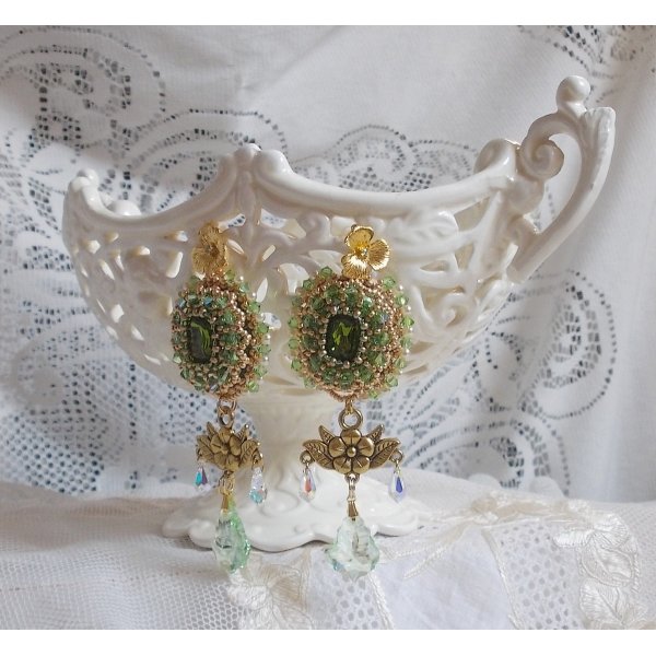 BO Garden Party brod&eacute;es avec des cabochons vintage vert, des cristaux de Swarovski, des perles nacr&eacute;es et des rocailles Miyuki