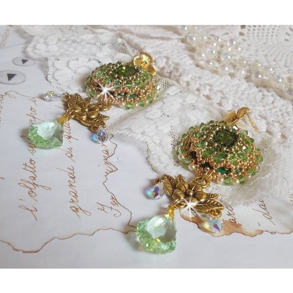 BO Garden Party brod&eacute;es avec des cabochons vintage vert, des cristaux de Swarovski, des perles nacr&eacute;es et des rocailles Miyuki