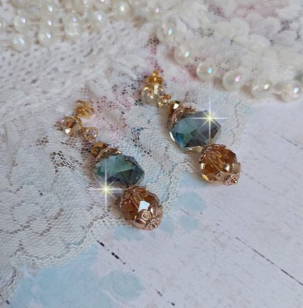 BO Glamour Scintillant montées avec cabochons en Cristal à laquelle s’ajoute des perles cubes octogonaux de couleur Cristal électrolytique facettées Arc en Ciel et Vert de mer avec des grosses perles
