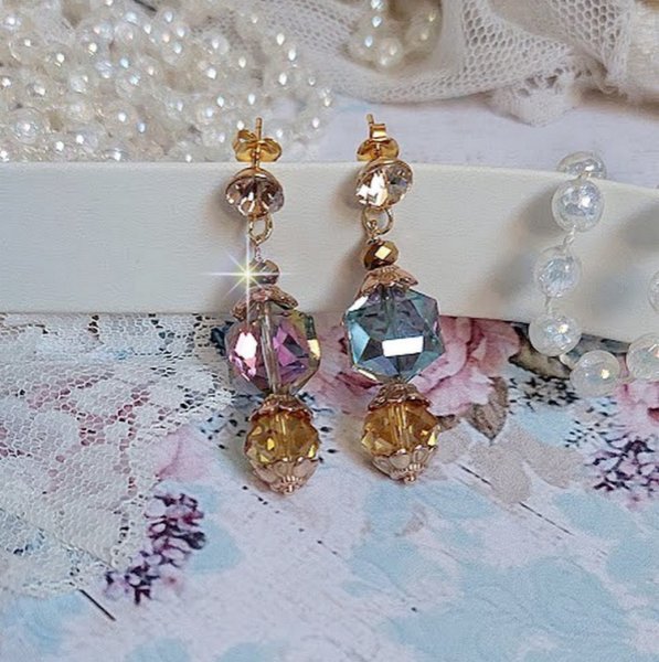 BO Glamour Scintillant montées avec cabochons en Cristal à laquelle s’ajoute des perles cubes octogonaux de couleur Cristal électrolytique facettées Arc en Ciel et Vert de mer avec des grosses perles