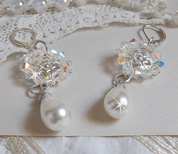 BO Gouttelettes givr&eacute;es aux gouttes Blanches de Majorque avec des estampes &agrave; laquelle s&rsquo;ajoute des toupies en Cristal AB. Le tout est mont&eacute; sur des dormeuses en Argent 925/1000 pour un style moderne