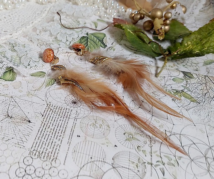 BO Grandes Plumes Ambre mont&eacute;es avec des plumes de Coq trois tons, breloques feuilles torsad&eacute;esl, cabochons en Verre et clips d&rsquo;oreilles en laiton