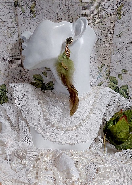 BO Grandes Plumes Vertes mont&eacute;es avec des plumes de Coq effet deux tons Vert et Marron, breloques feuilles torsad&eacute;es Viel Or en M&eacute;tal, cabochons en Verre sur des clous d&rsquo;oreilles Dor&eacute;s en Laiton