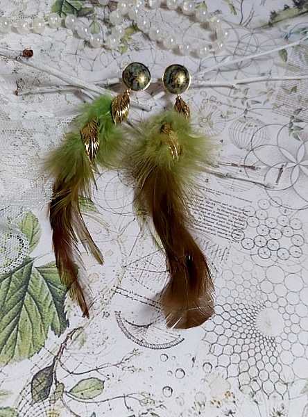 BO Grandes Plumes Vertes mont&eacute;es avec des plumes de Coq effet deux tons Vert et Marron, breloques feuilles torsad&eacute;es Viel Or en M&eacute;tal, cabochons en Verre sur des clous d&rsquo;oreilles Dor&eacute;s en Laiton