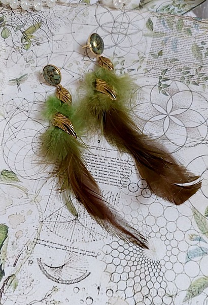 BO Grandes Plumes Vertes mont&eacute;es avec des plumes de Coq effet deux tons Vert et Marron, breloques feuilles torsad&eacute;es Viel Or en M&eacute;tal, cabochons en Verre sur des clous d&rsquo;oreilles Dor&eacute;s en Laiton