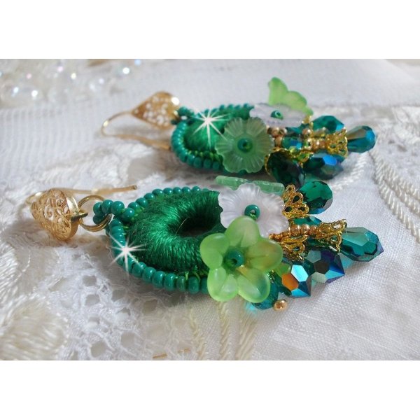 BO Green Iris brodées du coton DMC vert émeraude et des gouttes en cristal de Swarovski