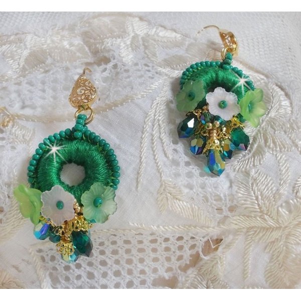 BO Green Iris brodées du coton DMC vert émeraude et des gouttes en cristal de Swarovski