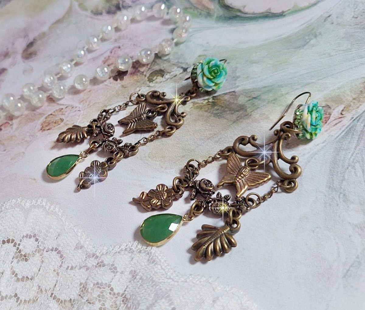 BO Green Palace créées avec des cristaux, des charms breloques, estampes, cabochons roses en résine et des pendants facettés en verre
