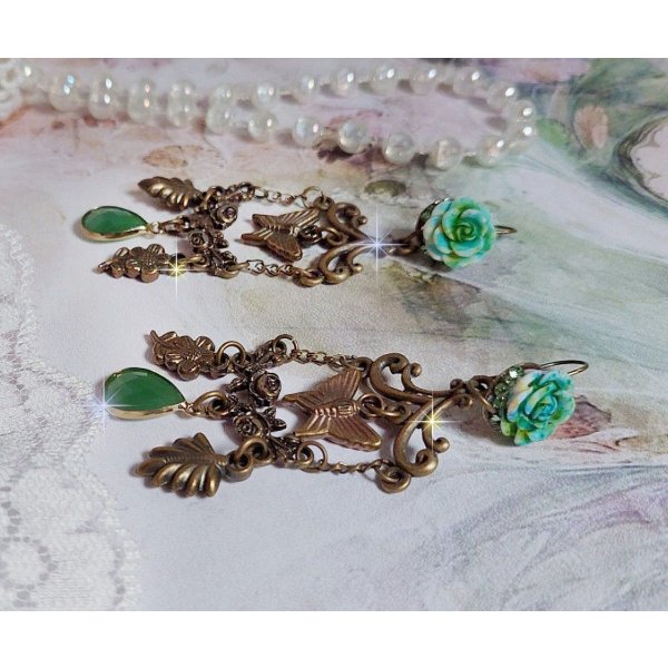 BO Green Palace cr&eacute;&eacute;es avec, des charms breloques, estampes, cabochons roses et pendants facett&eacute;s en verre