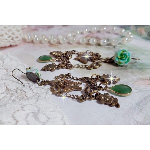 BO Green Palace créées avec des cristaux, des charms breloques, estampes, cabochons roses en résine et des pendants facettés en verre