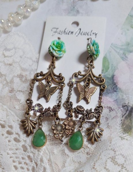 BO Green Palace cr&eacute;&eacute;es avec, des charms breloques, estampes, cabochons roses et pendants facett&eacute;s en verre