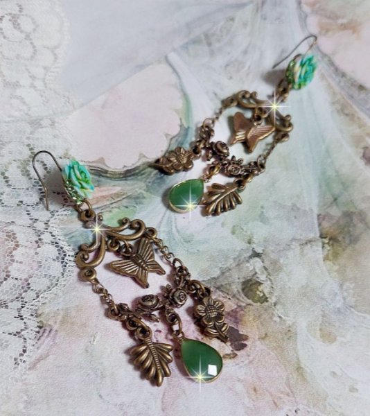 BO Green Palace cr&eacute;&eacute;es avec, des charms breloques, estampes, cabochons roses et pendants facett&eacute;s en verre