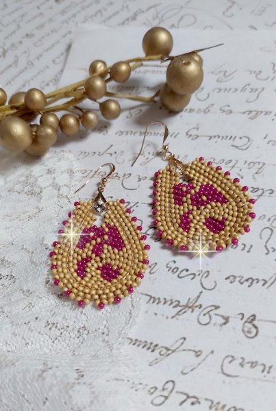 BO Holidays aux teintes color&eacute;es de Beige et Fuchsia inspir&eacute;es des belles vacances. Mont&eacute;es avec des rocailles en Verre sur supports de boucles gouttes, cristaux et crochets Gold Filled 14 carats