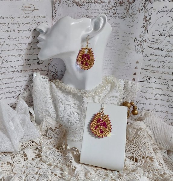 BO Holidays aux teintes color&eacute;es de Beige et Fuchsia inspir&eacute;es des belles vacances. Mont&eacute;es avec des rocailles en Verre sur supports de boucles gouttes, cristaux et crochets Gold Filled 14 carats