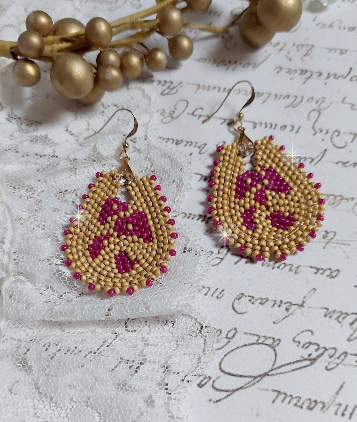 BO Holidays aux teintes color&eacute;es de Beige et Fuchsia inspir&eacute;es des belles vacances. Mont&eacute;es avec des rocailles en Verre sur supports de boucles gouttes, cristaux et crochets Gold Filled 14 carats