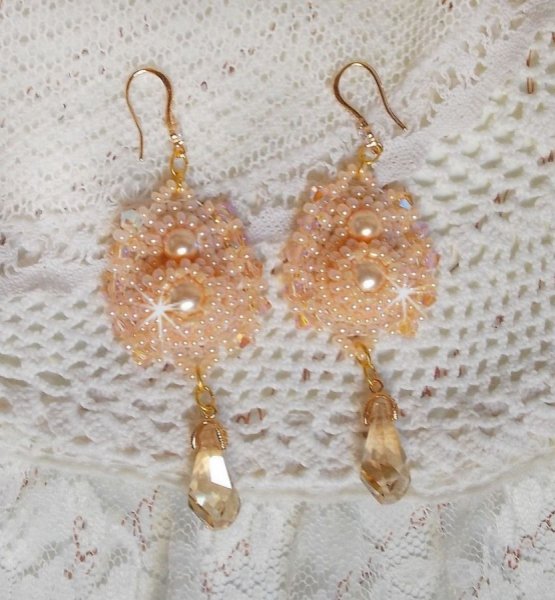 BO Idylle Beauty brodées avec des Cristaux de Swarovski, des accessoires en Plaqué Or et des rocailles