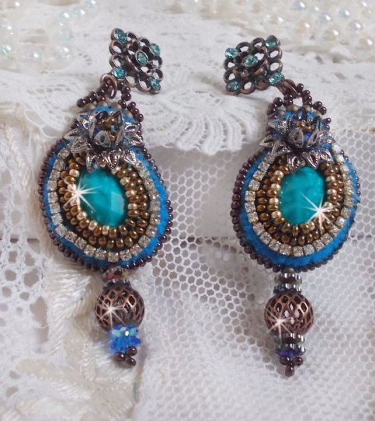 BO Ilycia Charming brodées avec deux cabochons facettés green turquoise et des cristaux de Swarovski