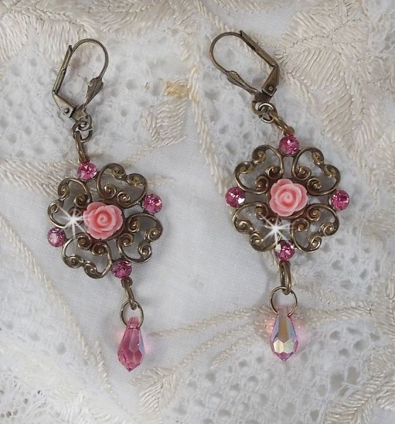 BO Irr&eacute;sistible Eden avec cabochons ronds et gouttes en cristal, cabochons en r&eacute;sine, estampes bomb&eacute;es, dormeuses fleur de lys en laiton