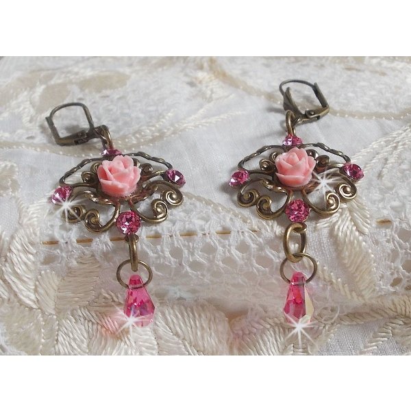 BO Irr&eacute;sistible Eden avec cabochons ronds et gouttes en cristal, cabochons en r&eacute;sine, estampes bomb&eacute;es, dormeuses fleur de lys en laiton