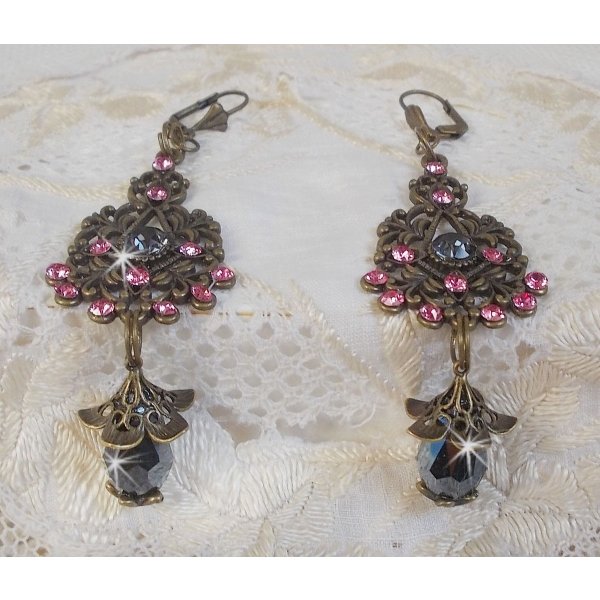 BO Irr&eacute;sistible Love mont&eacute;es avec cabochons ronds, gouttes facett&eacute;es Noires en verre, coupelles &eacute;toiles et filigran&eacute;es sur des dormeuses Bronze