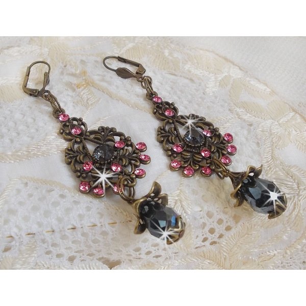 BO Irr&eacute;sistible Love mont&eacute;es avec cabochons ronds, gouttes facett&eacute;es Noires en verre, coupelles &eacute;toiles et filigran&eacute;es sur des dormeuses Bronze