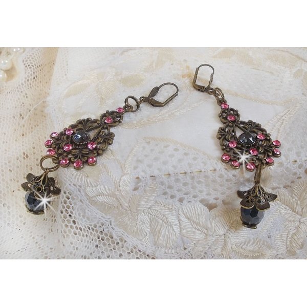 BO Irr&eacute;sistible Love mont&eacute;es avec cabochons ronds, gouttes facett&eacute;es Noires en verre, coupelles &eacute;toiles et filigran&eacute;es sur des dormeuses Bronze