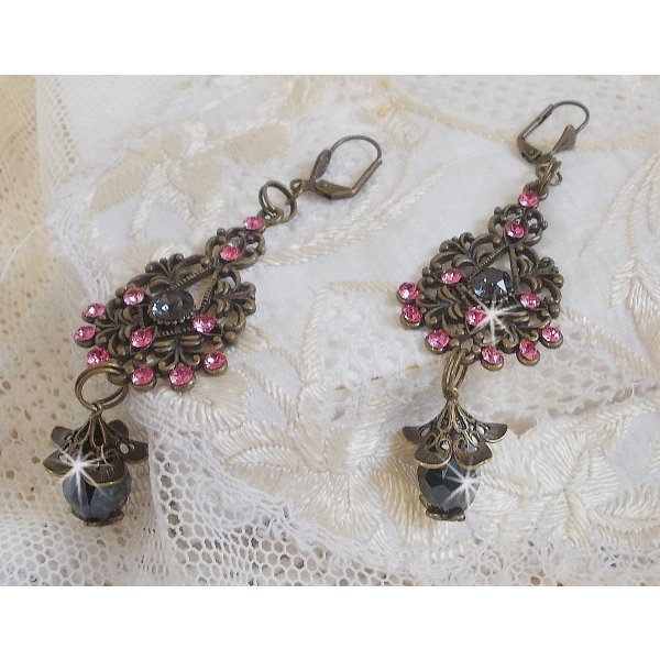 BO Irr&eacute;sistible Love mont&eacute;es avec cabochons ronds, gouttes facett&eacute;es Noires en verre, coupelles &eacute;toiles et filigran&eacute;es sur des dormeuses Bronze