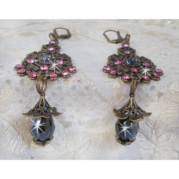 BO Irr&eacute;sistible Love mont&eacute;es avec cabochons ronds, gouttes facett&eacute;es Noires en verre, coupelles &eacute;toiles et filigran&eacute;es sur des dormeuses Bronze