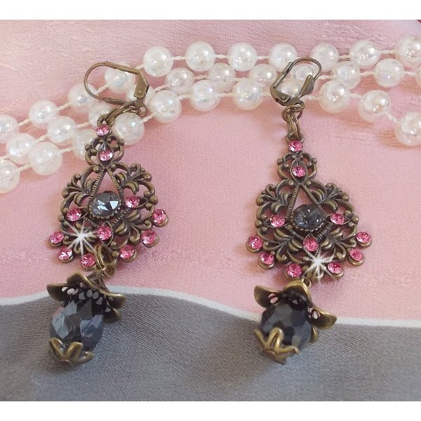 BO Irr&eacute;sistible Love mont&eacute;es avec cabochons ronds, gouttes facett&eacute;es Noires en verre, coupelles &eacute;toiles et filigran&eacute;es sur des dormeuses Bronze