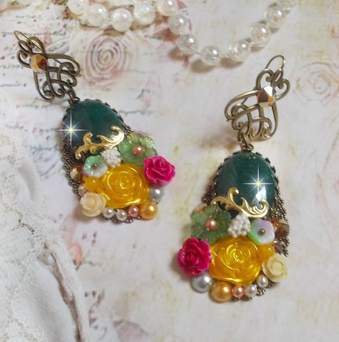BO Jade Flowers créées avec des cabochons ovales en Jade de Malaisie, des cristaux de Swarovski, perles en résine, des fleurs en verre avec des accessoires de qualité 