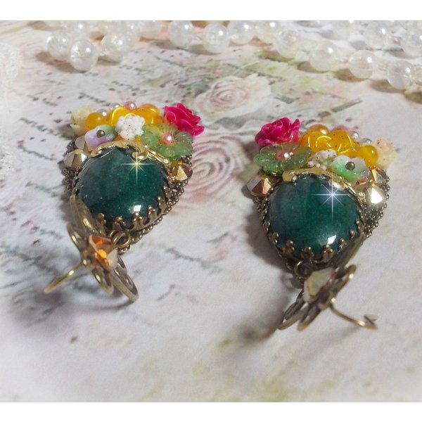 BO Jade Flowers créées avec des cabochons ovales en Jade de Malaisie, des cristaux de Swarovski, perles en résine, des fleurs en verre avec des accessoires de qualité 