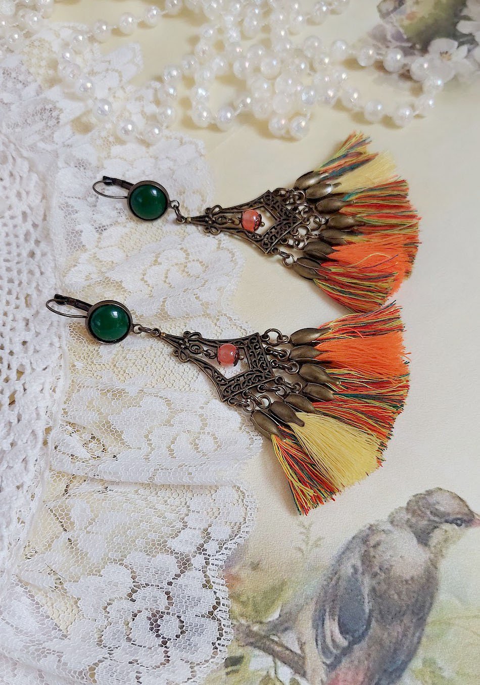 BO Kal&eacute;idoscope avec pompons multicolores, perles r&eacute;sines, pendentifs et dormeuses m&eacute;tal