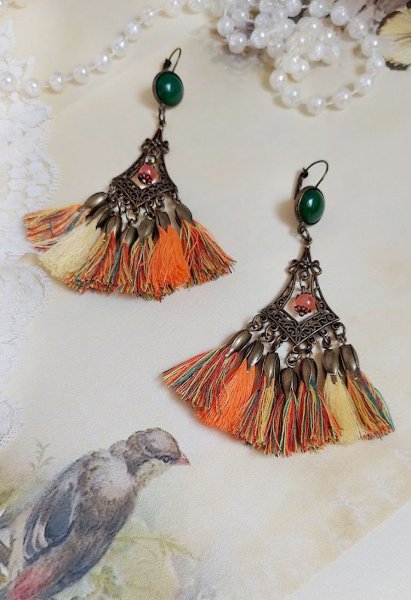 BO Kal&eacute;idoscope avec pompons multicolores, perles r&eacute;sines, pendentifs et dormeuses m&eacute;tal