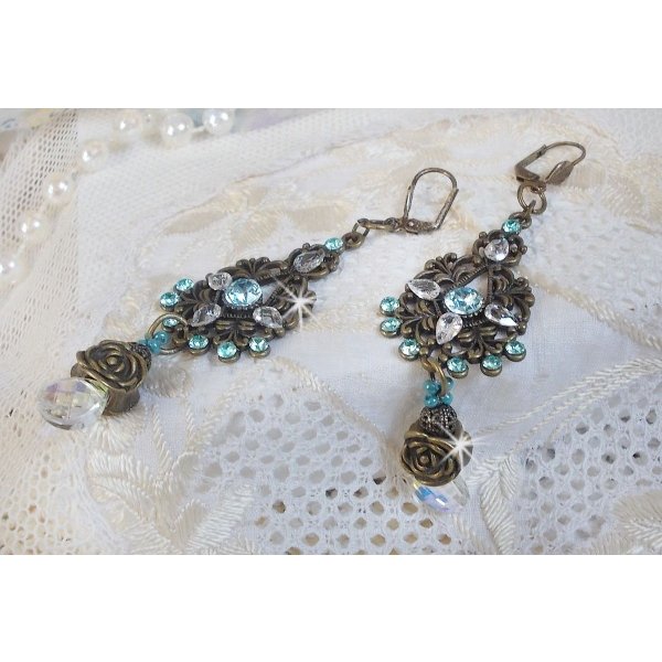 BO Lady in Blue mont&eacute;es avec des chandeliers, intercalaires rondes en forme de fleur, cristaux, poires en Zirconium, rocailles en Verre sur dormeuses en Laiton