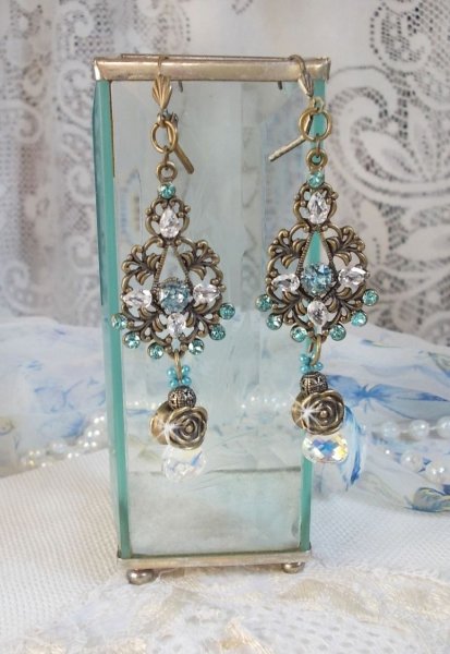 BO Lady in Blue mont&eacute;es avec des chandeliers, intercalaires rondes en forme de fleur, cristaux, poires en Zirconium, rocailles en Verre sur dormeuses en Laiton