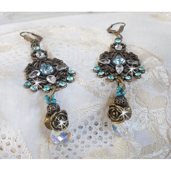 BO Lady in Blue mont&eacute;es avec des chandeliers, intercalaires rondes en forme de fleur, cristaux, poires en Zirconium, rocailles en Verre sur dormeuses en Laiton