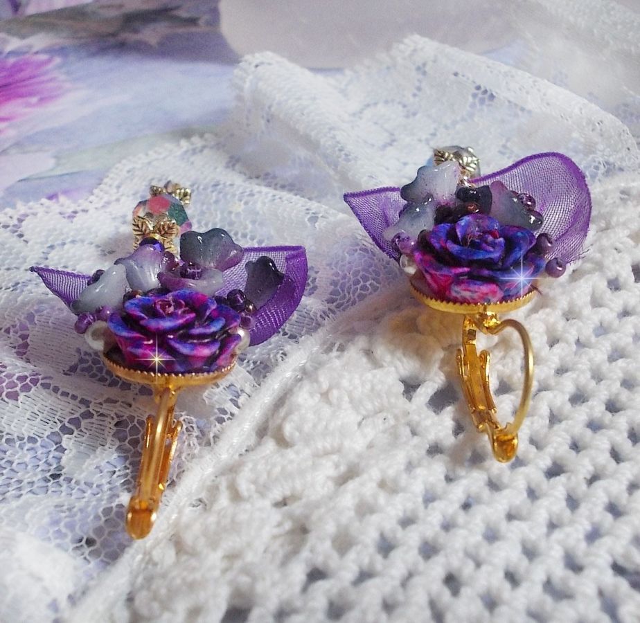 BO Lady Romantique brodées sur un ruban organza Violet : fleurs en verre, rocailles, roses en résine Rose/Fuchsia sur des dormeuses. Les pendants en cristal affinent les boucles pour une belle Lady